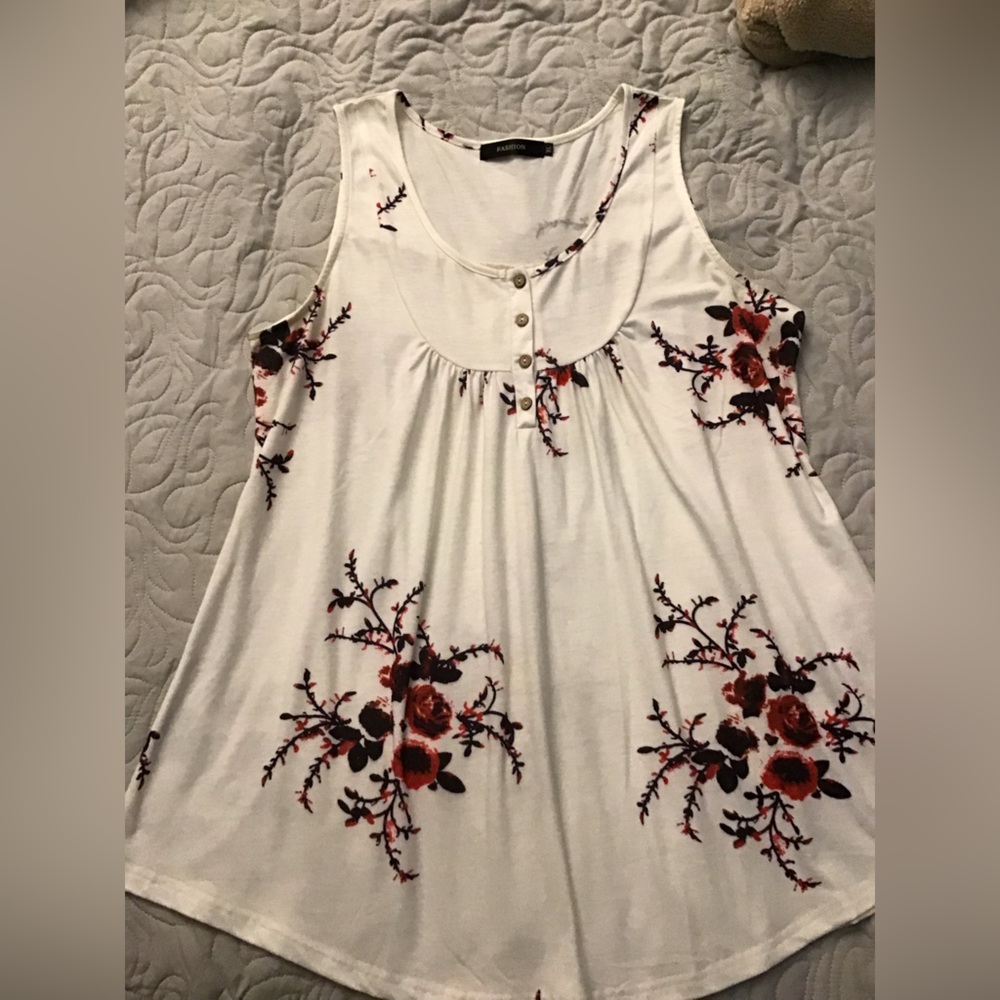 Floral sleeveless flowy, top with button and yolk detail. Size XL